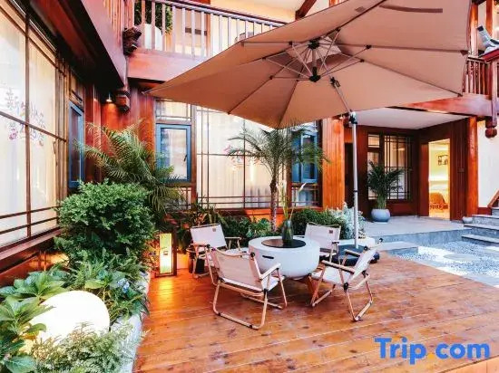 Xinyue·Mid villa Designer Homestay with Snow Mountain View (Dashuiche Store in the Ancient Town)