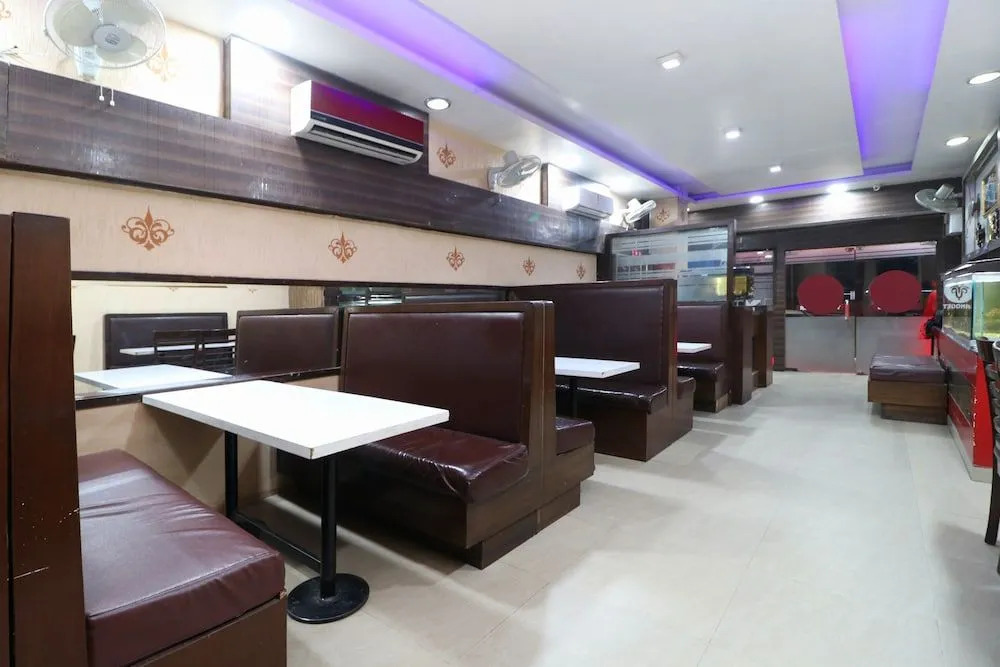 OYO 30237 Hotel Singh's 11