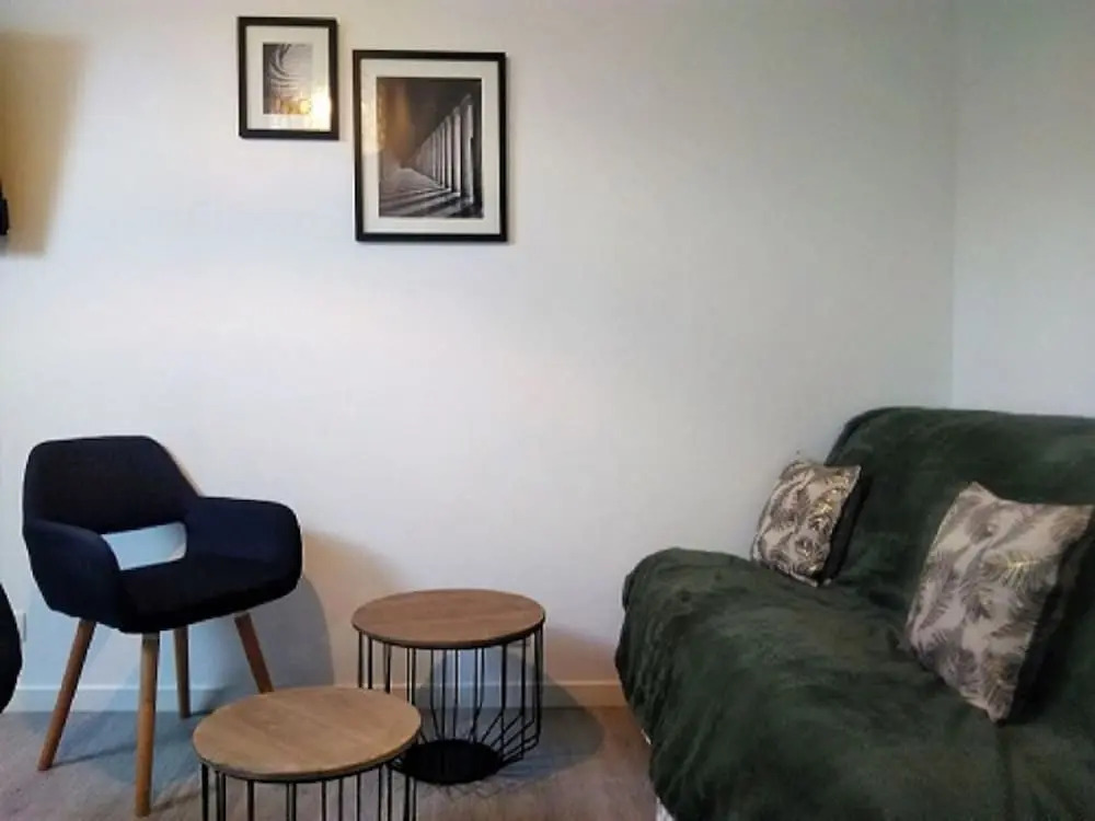 L établissement LA PLAGE A 2 PAS vous propose, 3 Appartements DEUX chambres, 1 appartement une pièce avec CLIMATISEUR , Netflix, lits faits à votre arrivée, serviettes de toilette, Ménage, Wifi, en hyper centre ,Plage à 100m, BOX à Vélos