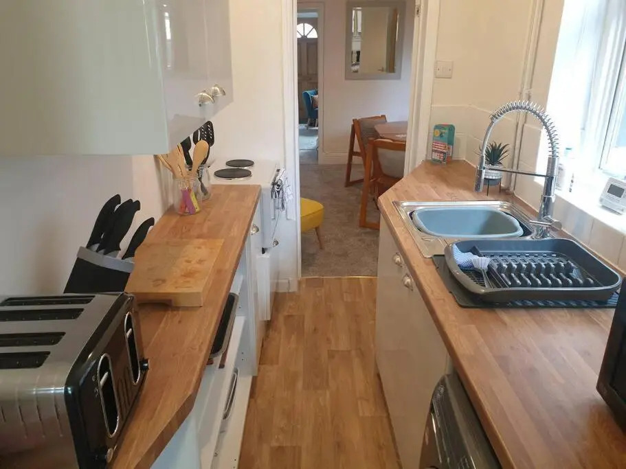 Cosy 2 Bedroom City House with 2 Bathrooms