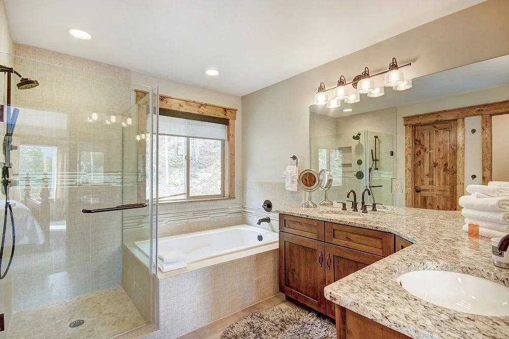 Mountain View Lodge 4 Bedroom Home by RedAwning