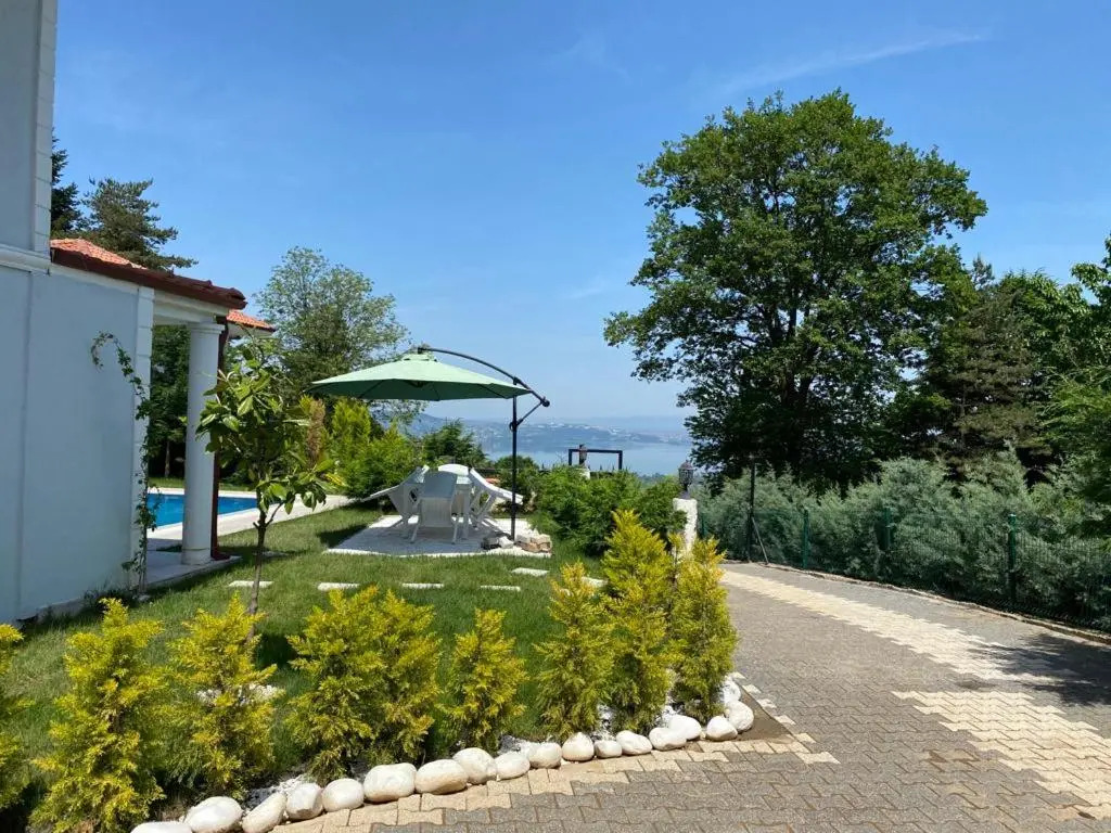 Sapancada Göl Manzarali Özel Havuzlu 3+1 Vi̇lla