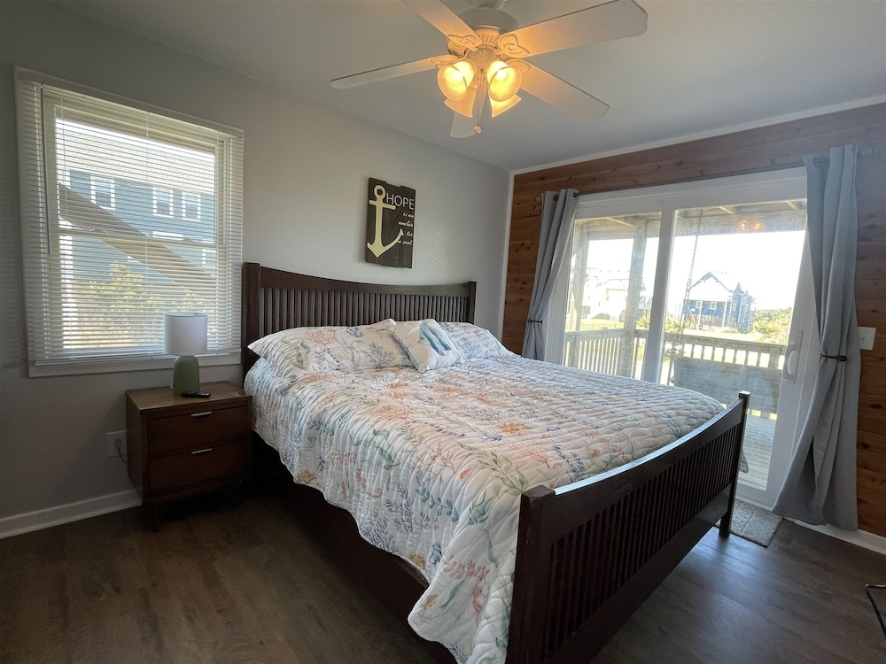 Hatteras Hideaway 3 Bedroom Cottage by RedAwning