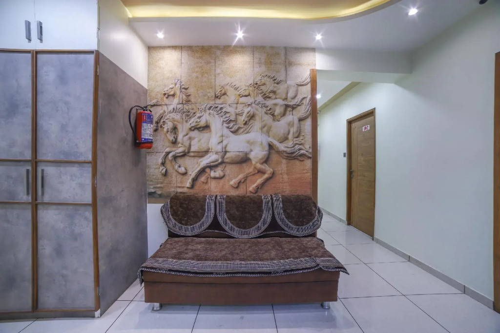 OYO 66877 Hotel VM Palace