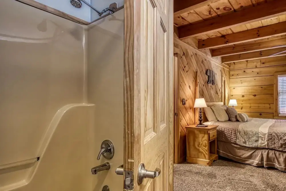 ER96 - Squirrels Leap - Great Location! Close to Town! cabin