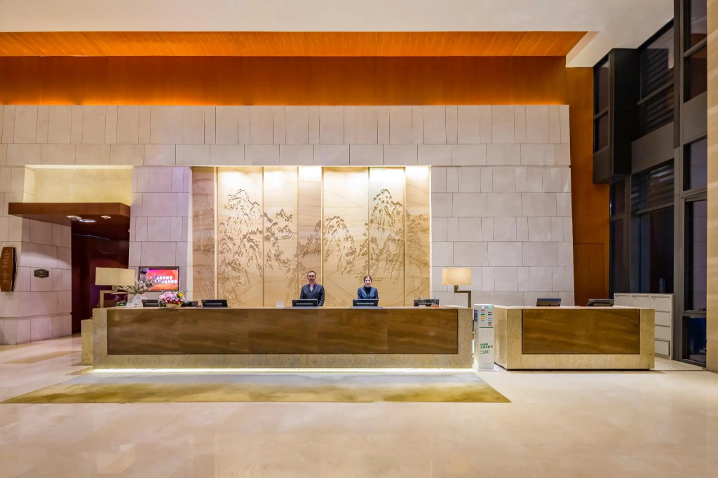 Swan Lakeview Hotel