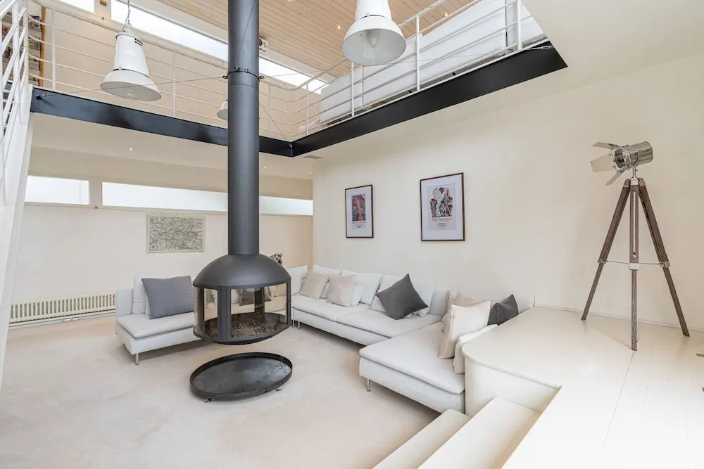 JOIVY Stunning 5-Bed Boathouse On The River Thames
