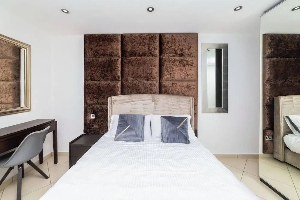 Modern 3BDR Apt at Villaggio - Rooftop Pool Skybar