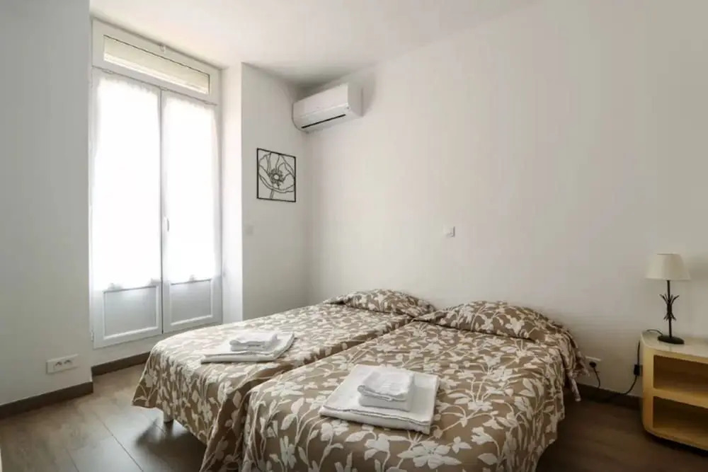 Sunny and Modern 1 Bedroom with Balcony2