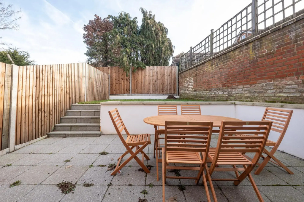 Modern 4 Bedroom House 03 With Parking in Farnham