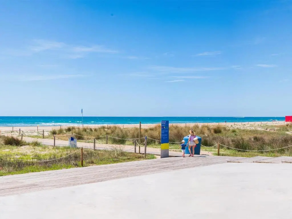 Sunny Apartment 3 Blocks to the Beach