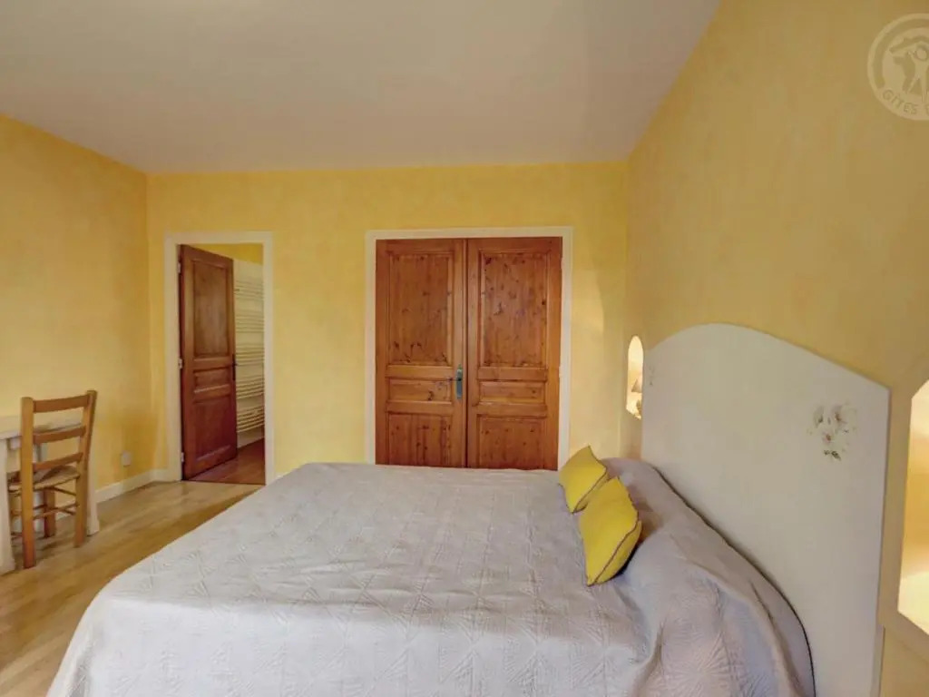 Maison spacieuse avec piscine chauffée, 4 chambres à Chalain-le-Comtal - FR-1-496-48