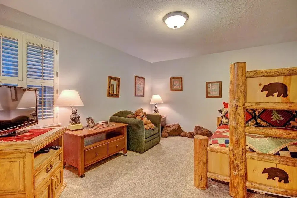 Bear Pine 4 Br home by RedAwning