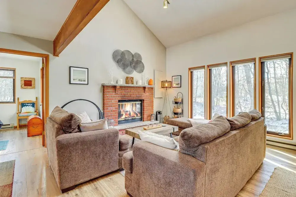 Private Spa, Fire Pit & Deck: Poconos Home!