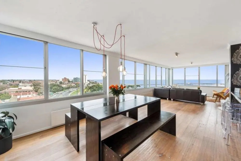 St Kilda Penthouse with Panaromic Bay and City View