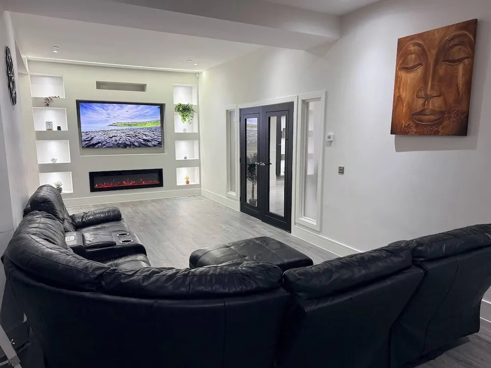 Luxury Home 5 Bedroom 3 Bathroom Games Room Parking