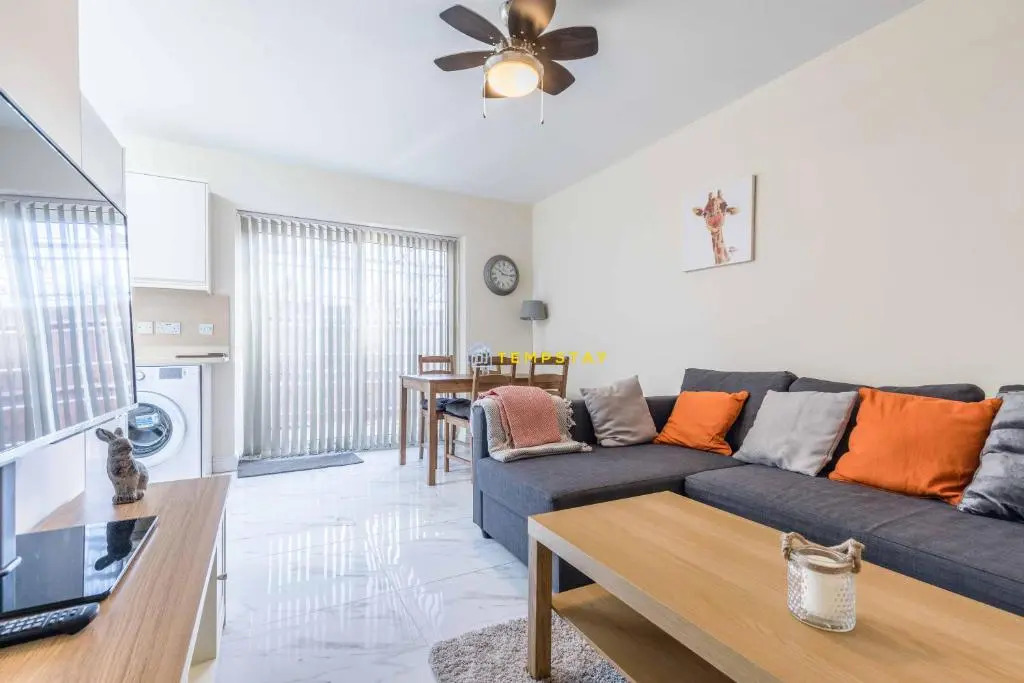 2 BED Modern apartment. Close to station & PARKING