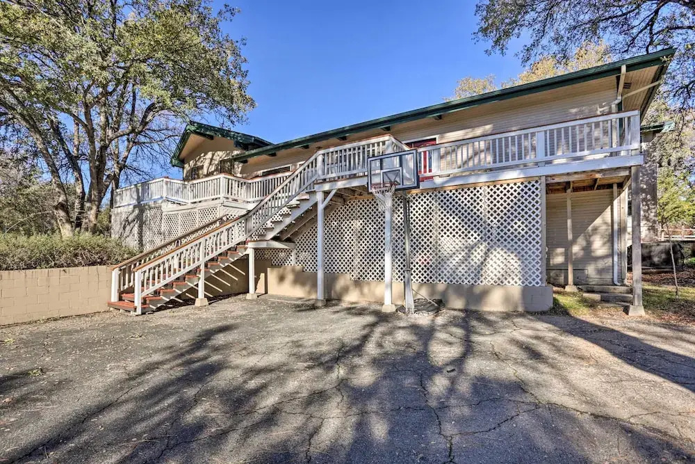 Yosemite Home w/ Deck < 4 Mi to Bass Lake!