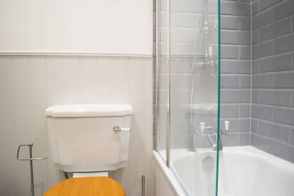 Modern 1 Bedroom Top Floor Flat in West London