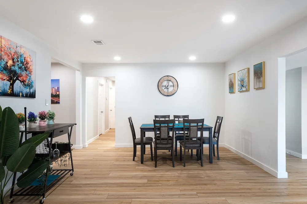 Upstay - Bungalow w Games, Golf, Fire and Patio