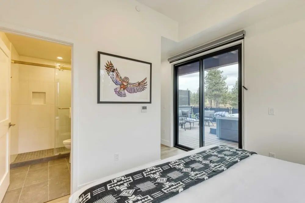 Sleeps 40! 8 Modern Units/20 Bdrs w/ Deck+hot Tub, 10mins to Downtown & Old Bend