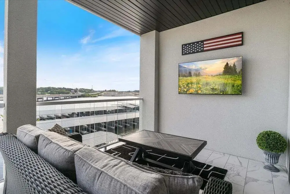 Lakefront Topsider Condo w/ Boat Slip, 2 Pools & Large Deck