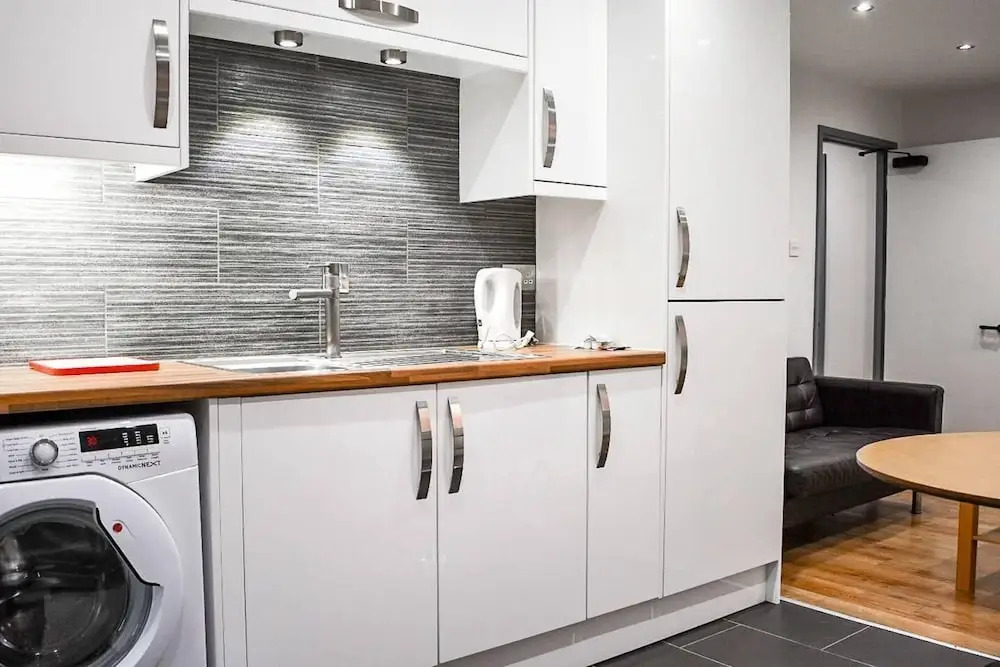 Modern and Bright 1 Bedroom Apartment