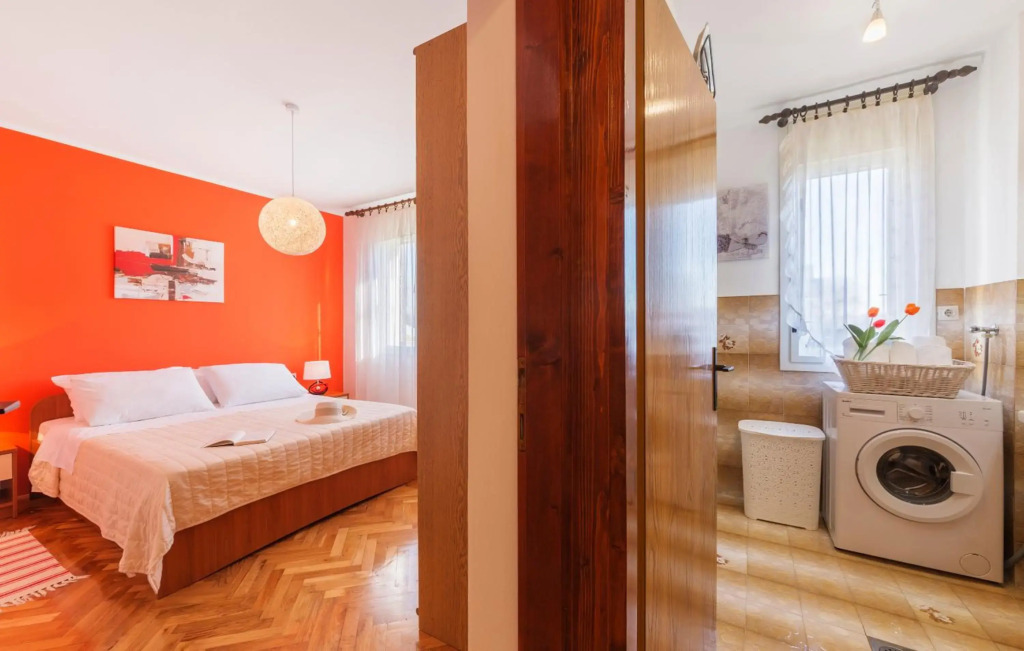 Two bedroom apartment, nice neighborhood, free parking, WiFi