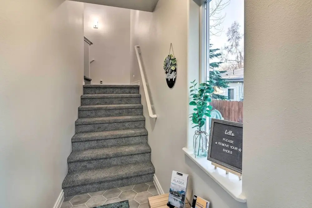 Stunning Anchorage Townhome ~ 5 Mi to Dtwn