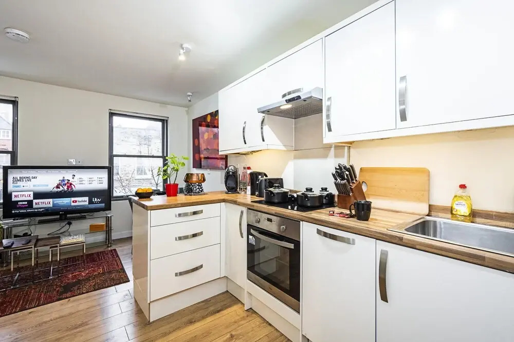 Incredible Light Filled Studio Apartment + Free Parking Sleeps 4