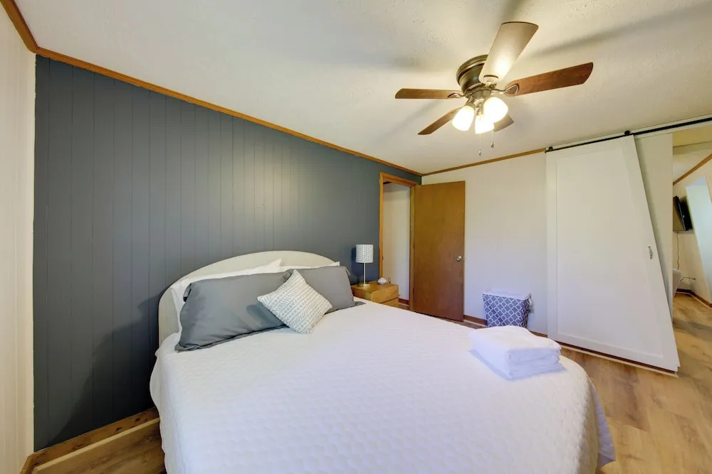 Pet-friendly Ellijay Cabin in the Woods on 1 Acre!