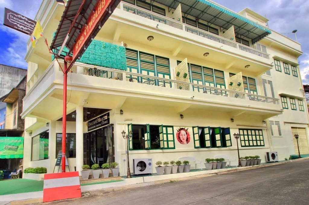 Srisomboon Hostel