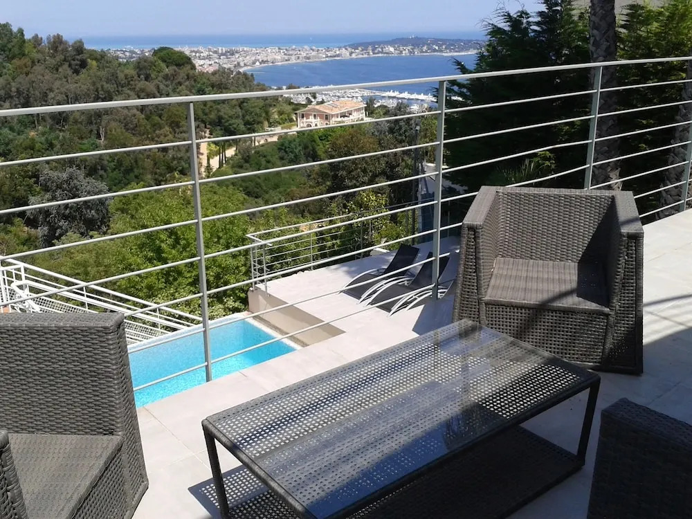 Cannes-SuperCannes-GolfeJuan--VILLA ALAMP--Vue mer exceptionnelle méditerranée et Cap dAntibes--4 à 6 chambres--6 SDB--7 WC--Piscine sans vis à vis--Superbe rooftop panoramique--Terrasses--Cuisine américaine--Grand Living 100m2--Courts séjours possibles