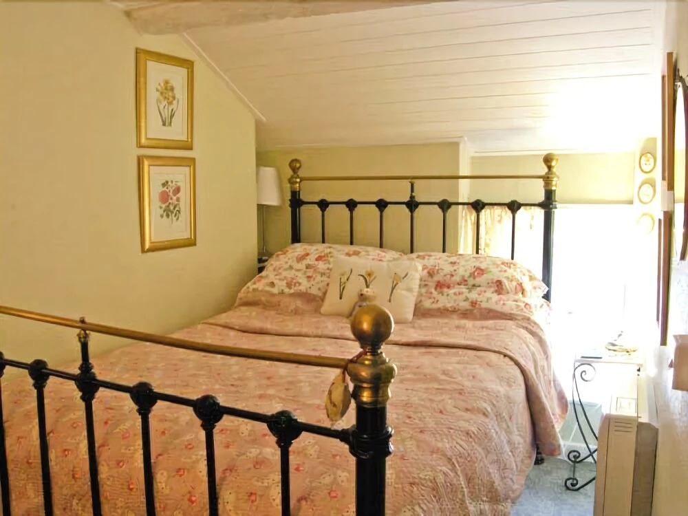 Pet friendly two bedroom cosy cottage