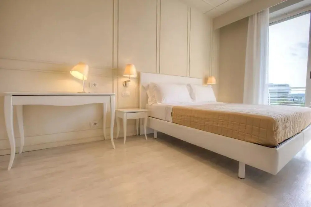 Universal Hotel & Homes
