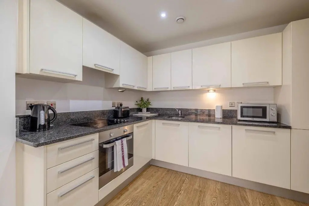 2 Bed at Slough Station & Parking - London in 20 Mins