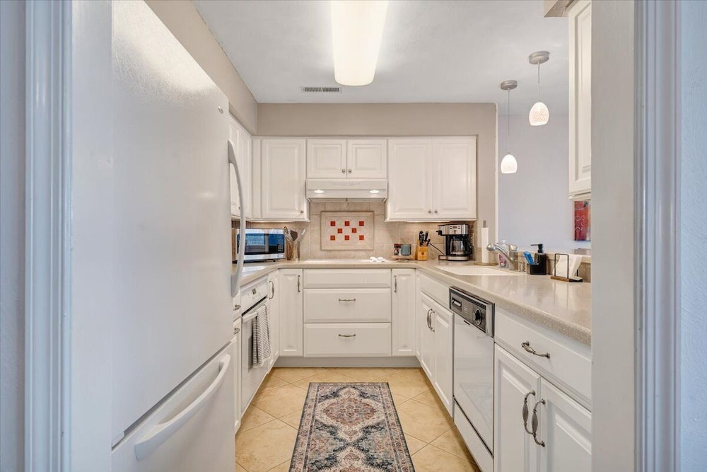 Lake Vibes - Pet Friendly Lakefront Condo!