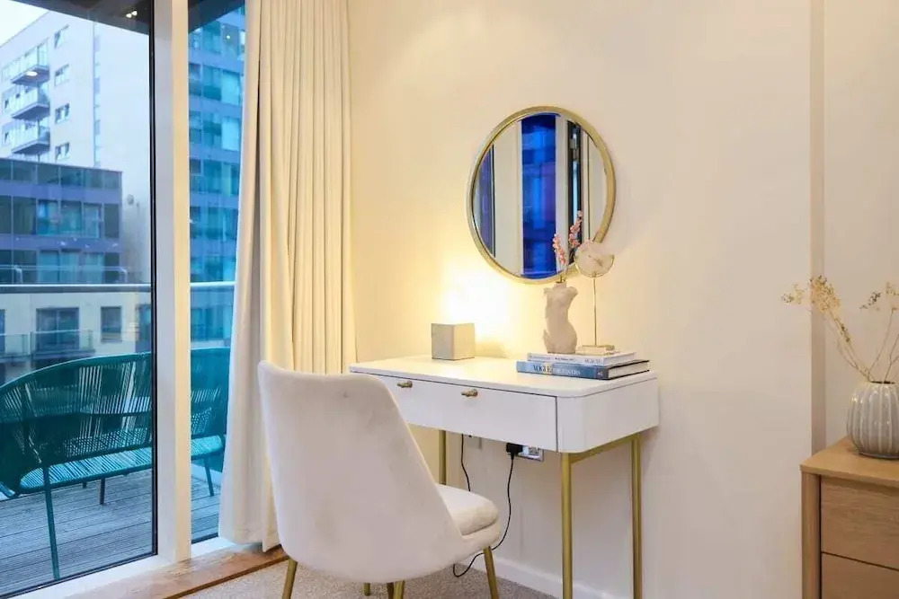 The Millharbour Retreat - Elegant 1bdr Flat With Balconies