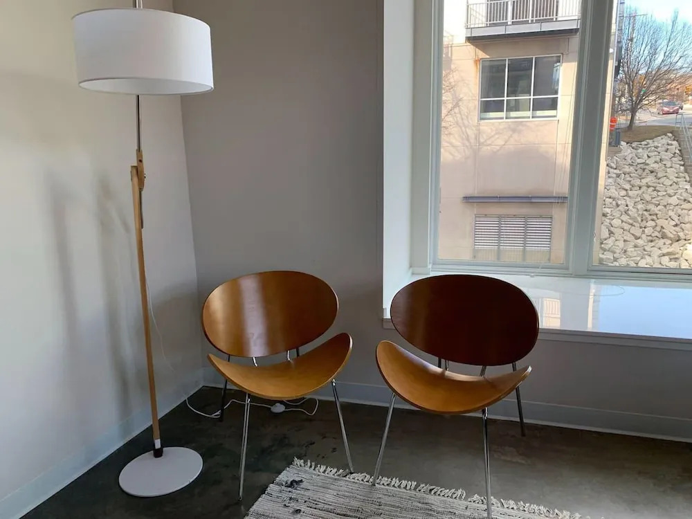 Modern 2 Bedroom on Riverfront w Parking