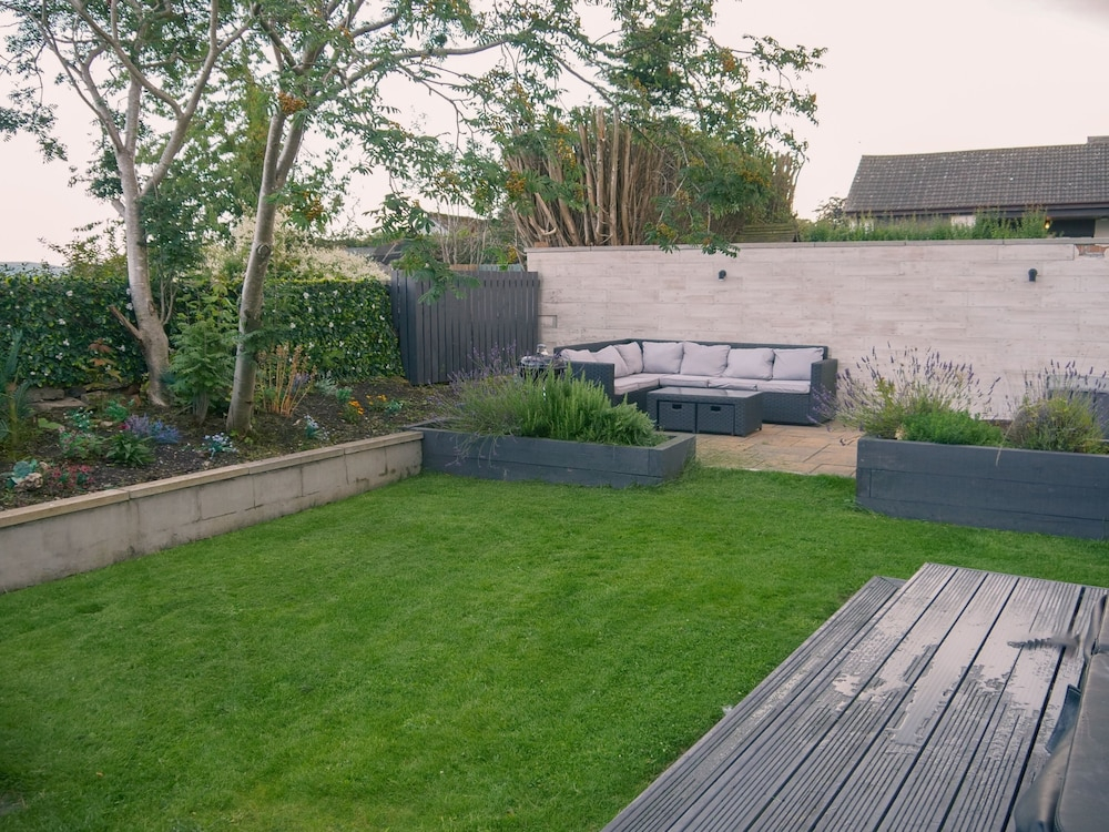 1 Bed Cottage-Sleeps 2-Parking-Pets-Hot Tub