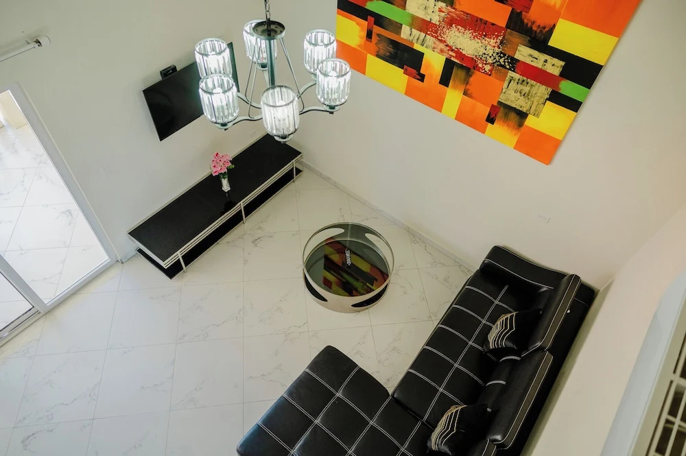 Spacious 4-bedroom Apartment 2 km From Eagle Beach - Dream Suites Aruba