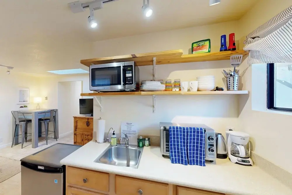 Stroll to Shore: Stinson Beach Gem w/ Hot Tub