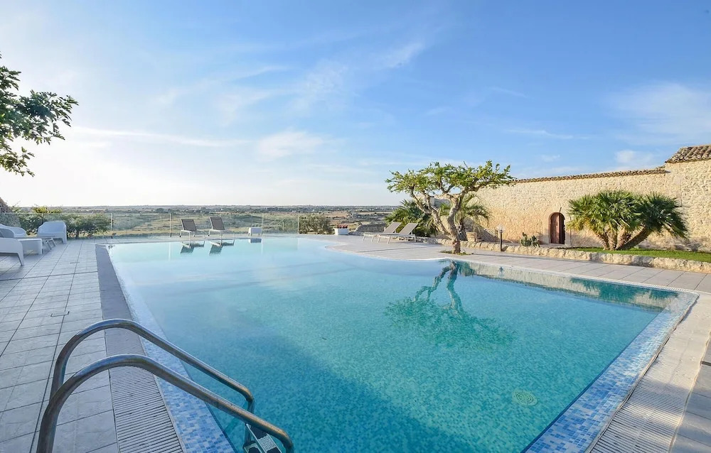 Amazing Home in Ragusa With 4 Bedrooms, Wifi and Outdoor Swimming Pool