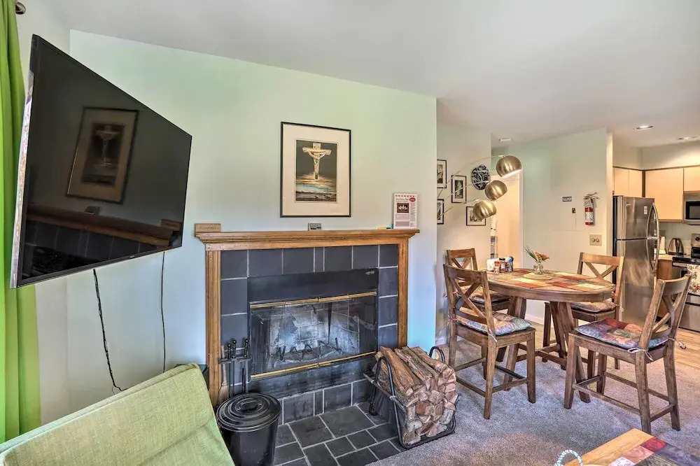 Comfortable Dover Apartment: Walk to Mt Snow!