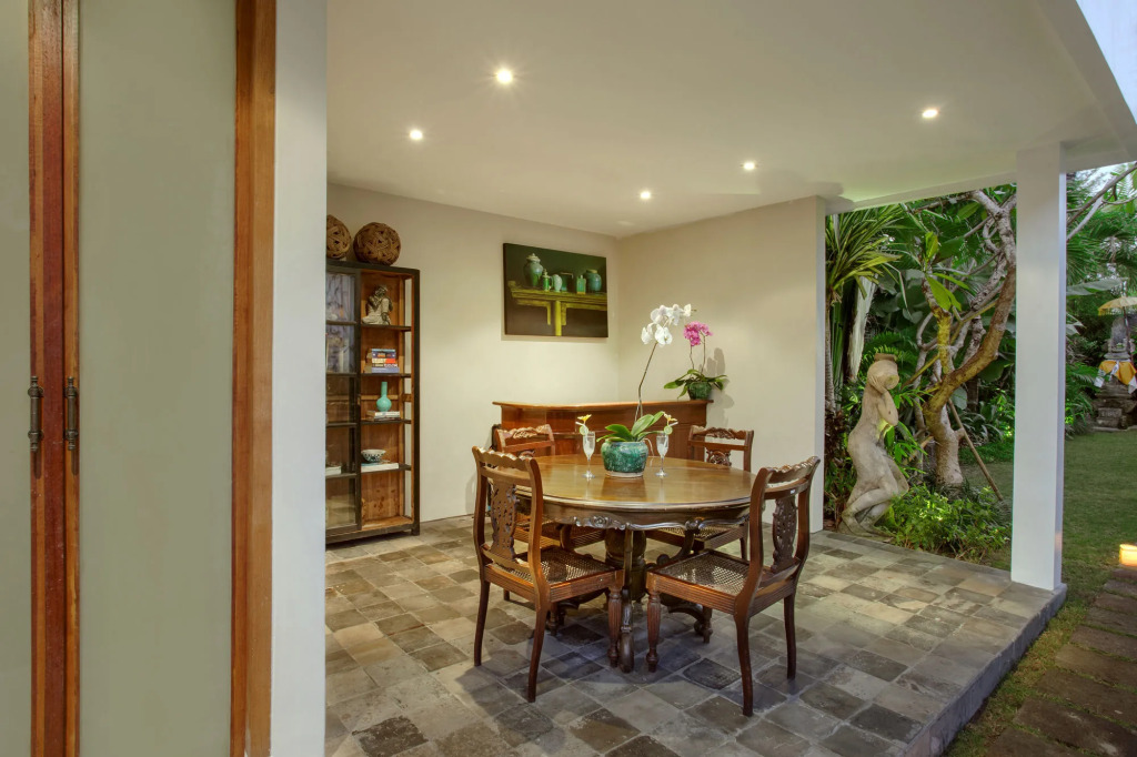 Room & Vespa 3 - Relaxing Stay Center Seminyak