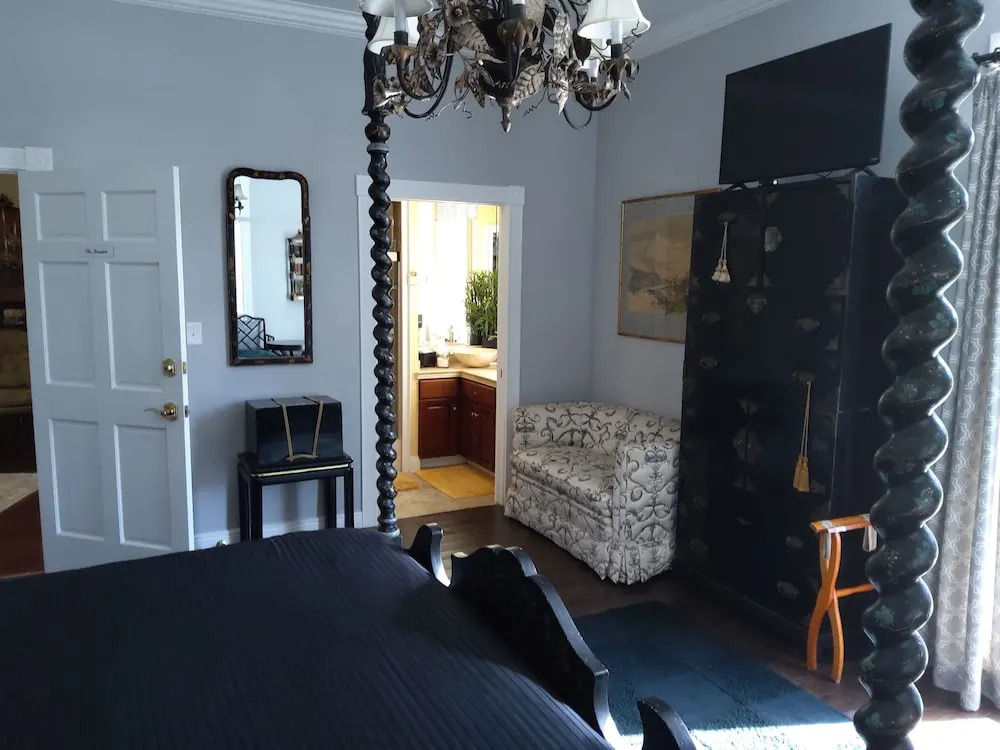 Inntiquity, A Country Inn