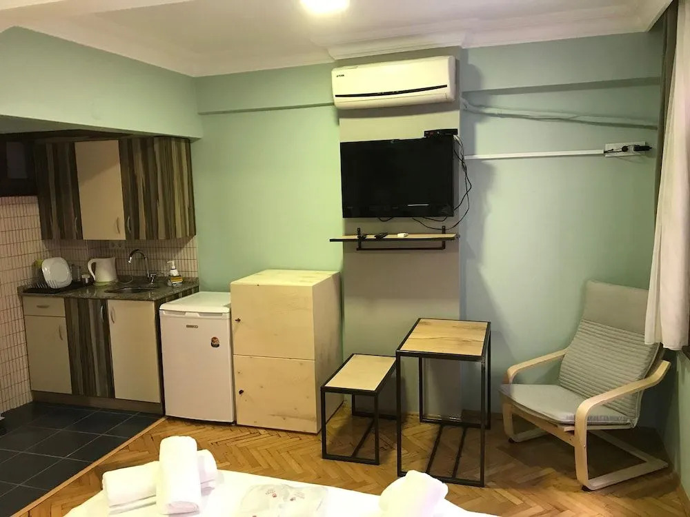YOLO Hostel
