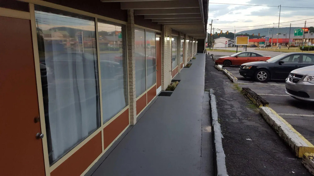 Breezwood Motel