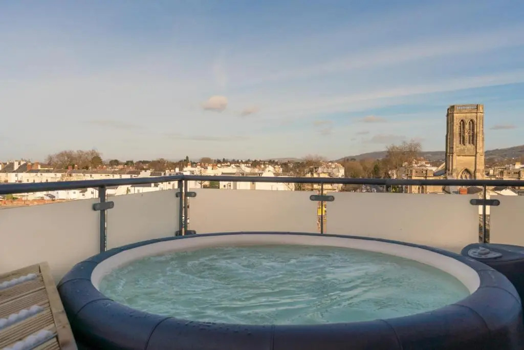 Central Penthouse with Hot Tub & Views 22
