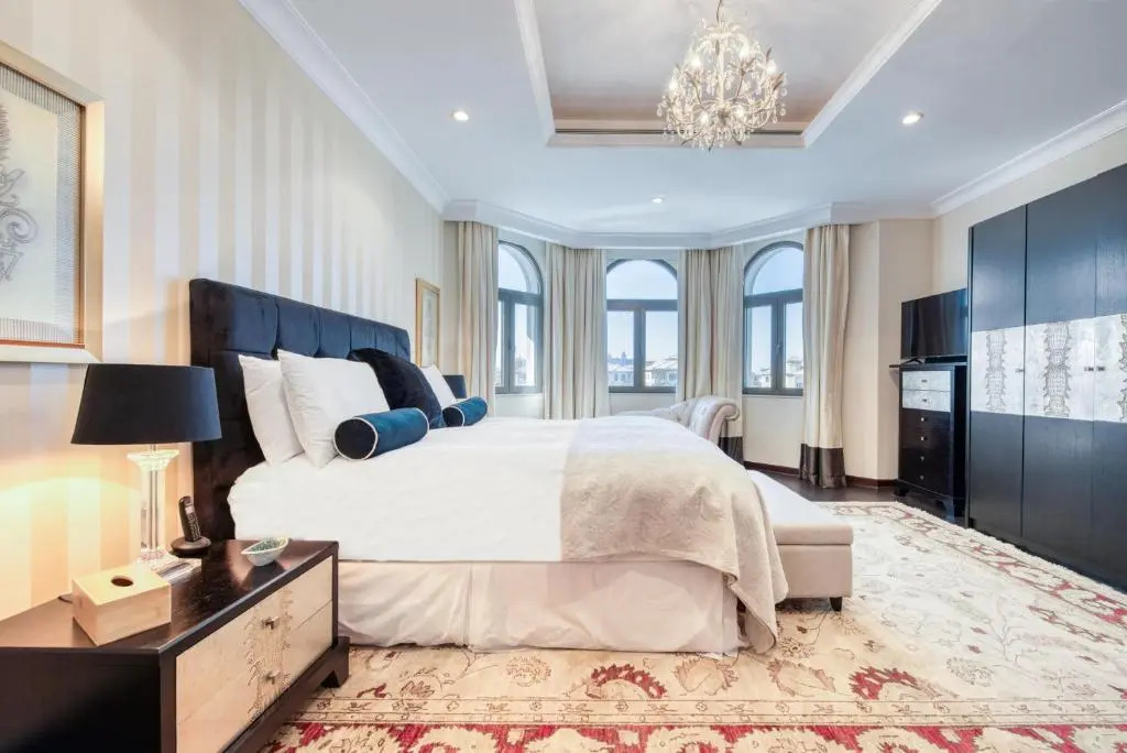 Maison Privee - Glamourous Beachfront Villa on The Palm w/ Pool